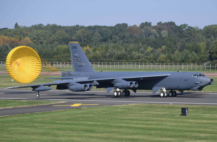 ABD’nin B-52H Stratofortress’u İngiltere’deki Fairford Hava Üssü’ne indi