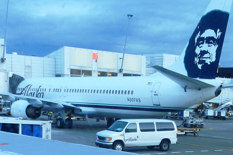 Alaska Havayolları uçağında sigara kirizi zorunlu indirdi