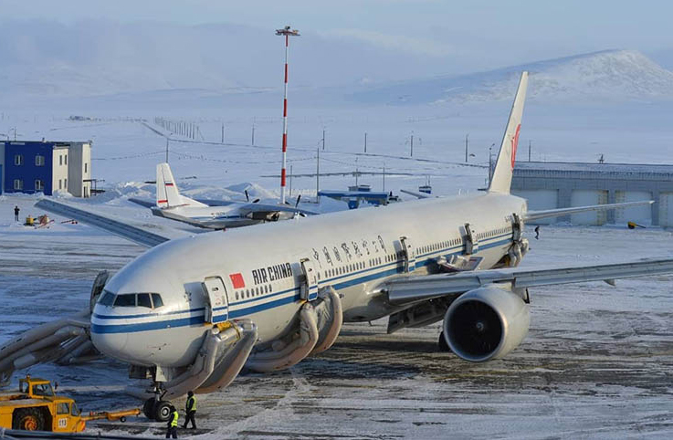 Air China Sibirya’ya acil indi slidelar açıldı yolcular tahliye edildi