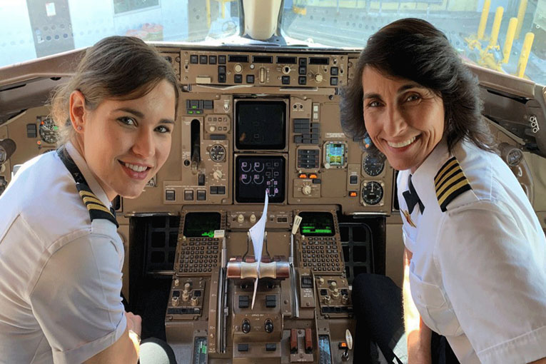 Delta uçağını anne-kız birlikte uçurdu