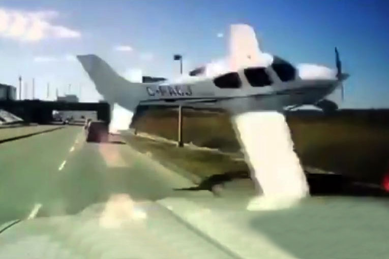 Toronto’da Cirrus SR20 kalkışta otoyola düştü