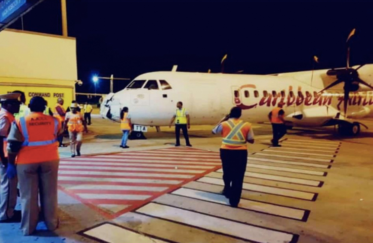 ATR72-600 bakım için hangara giderken duvara çarptı