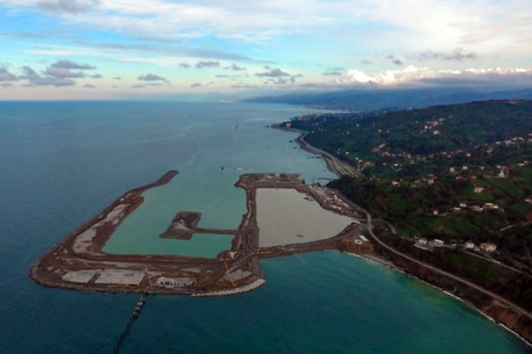 Rize-Artvin Havalimanı için denize 20.5 milyon taş döküldü