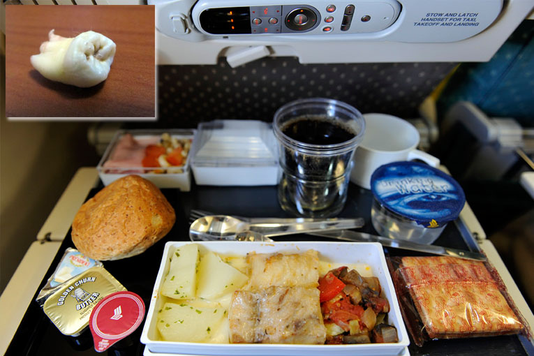 Singapur Havayolları uçağında yemekten diş çıktı