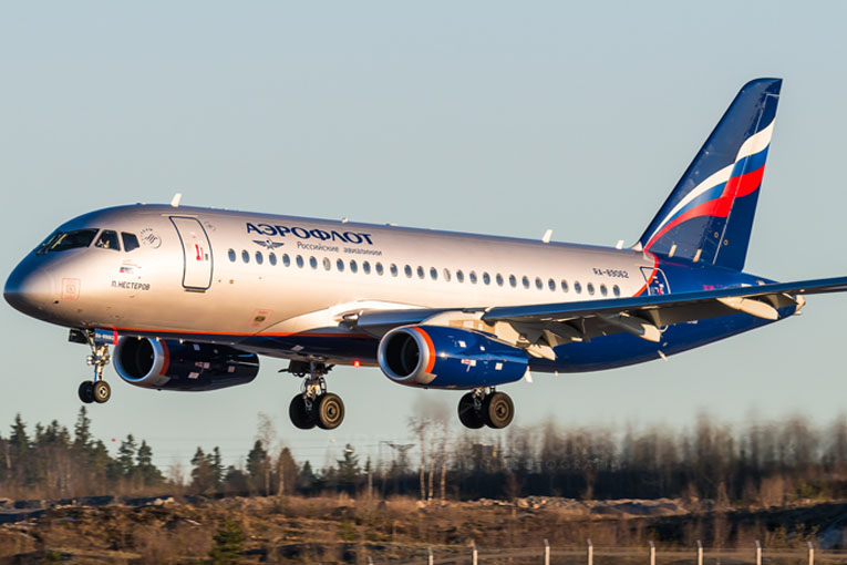 Aeroflot’un Sukhoi Superjet’i camı çatladı geri döndü