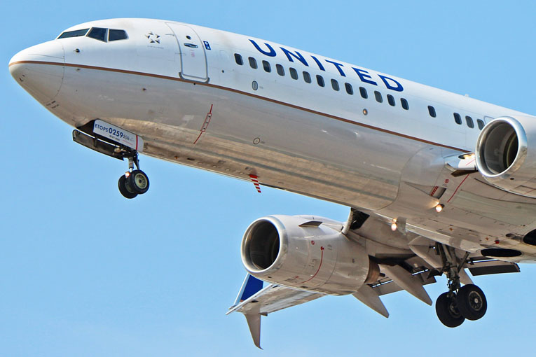 United uçağı kabinindeki koku 7 kişiyi zehirledi