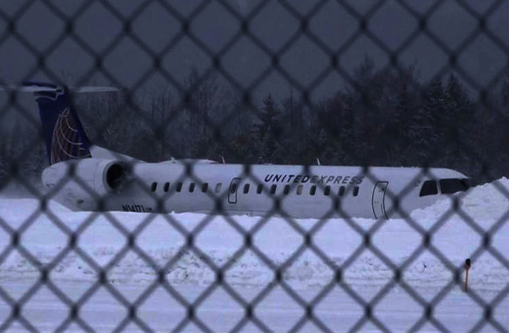 United Express uçağı inişte kara saplandı