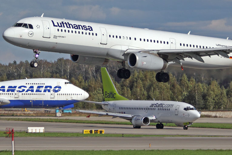 Airbaltic, Lufthansa için A220-300