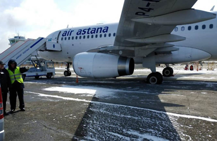 Air Astana uçağı takside pisti çökertti