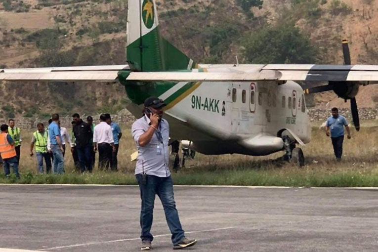 Dornier Do-228 Nepal’de inişte pistten çıktı