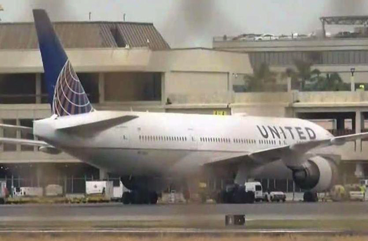 UA uçağının pilotu hastalandı acil indi