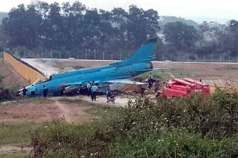 Vietnam Hava Kuvvetleri’nin Su-22’si pistte duramadı