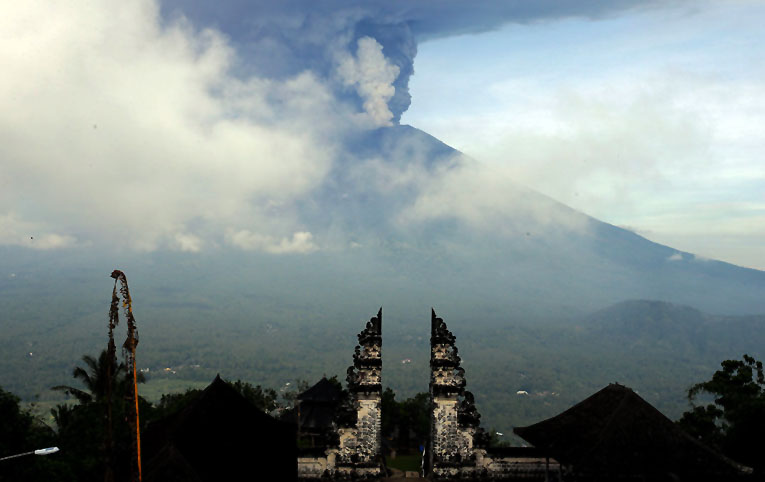 Bali’de Agung Yanardağı uçuşlara izin vermiyor