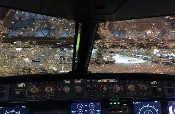China Southern uçağı doluya yakalandı, kokpit camları kırıldı