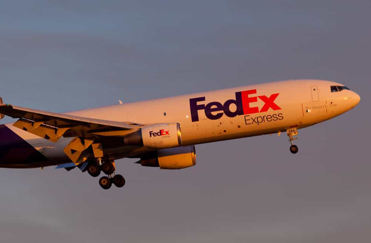 FedEx kargo uçağının uçuşta iniş takım kapakları düştü