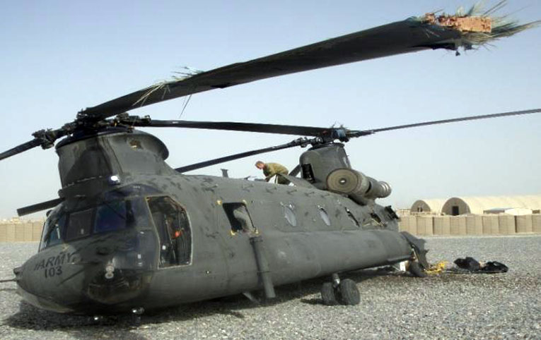 ABD’ye ait Chinook tipi helikopter Afganistan’da sert indi
