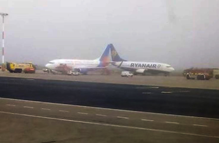Ryanair uçağı indikten sonra Jet2 uçağına çarptı