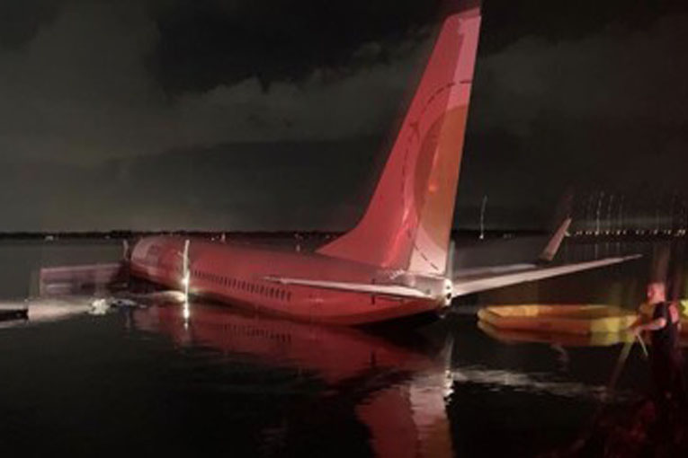 Miami Air’in B-737-800’ü inişte nehre sürüklendi
