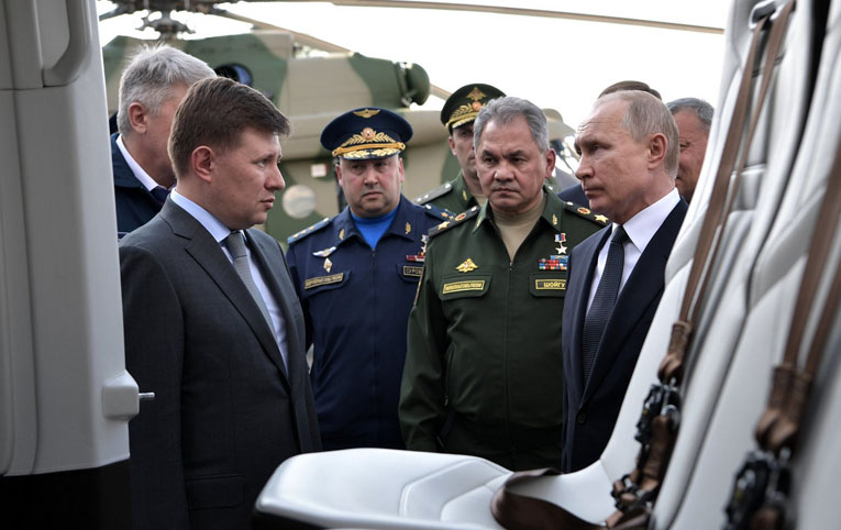 Putin, Rus ordusundaki uçak ve helikopterleri denetledi