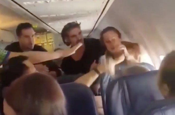 Ukraynalı sarhoş kadın yolculara saldırdı