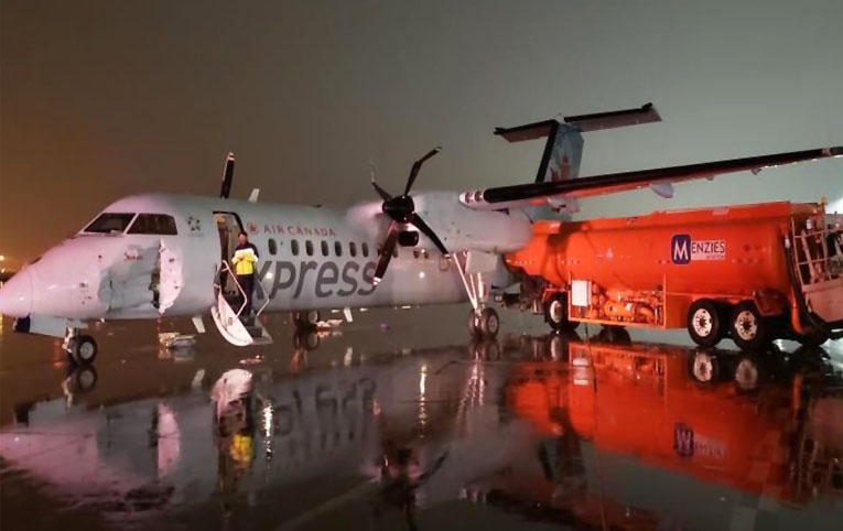 Toronto Pearson Havalimanı’nda uçak yakıt tankerine çarptı