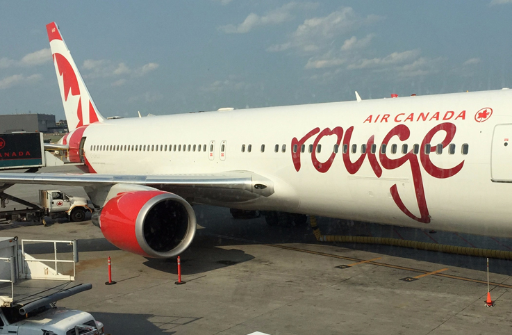 Air Canada Rouge uçağı motor arıza yaptı uçuş iptal lodu