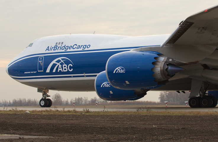 AirBridgeCargo uçağı elektrik direğine çarptı