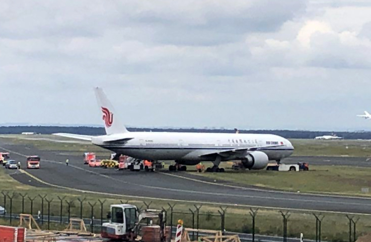 Görevli kalp kirizi geçirdi, Air China uçağı toprak alana girdi