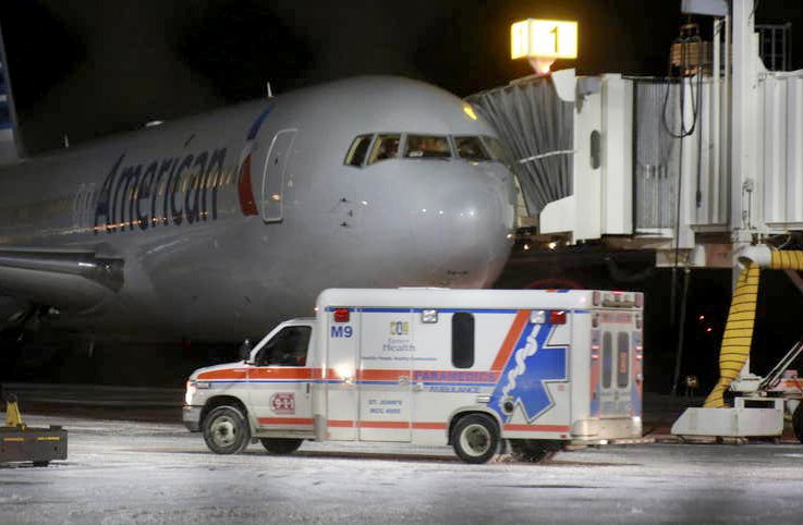 AA uçağında 52 yaşındaki yolcu hayatını kaybetti