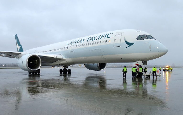 Cathay Pacific uçağı pist kapattı