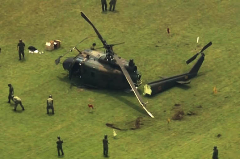 Japon askeri helikopteri UH-1H inişte kaza yaptı