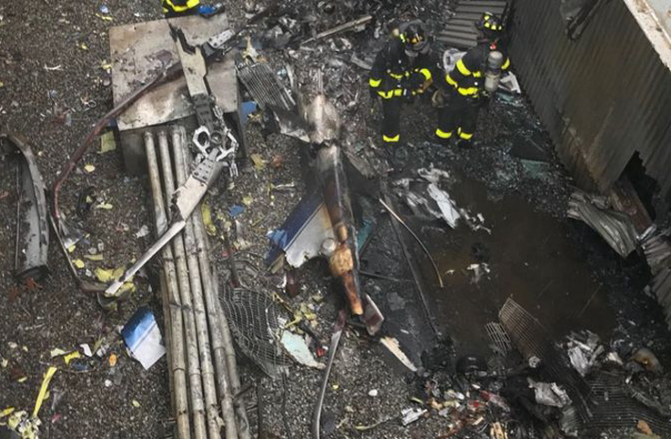 Manhattan’ta helicopter gökdelenin çatısına düştü