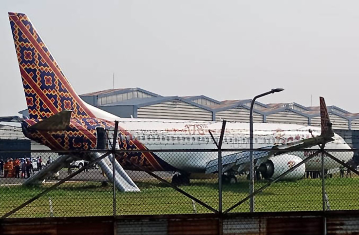 Batik Air Malaysia ait B737-800 inişte pistten çıktı