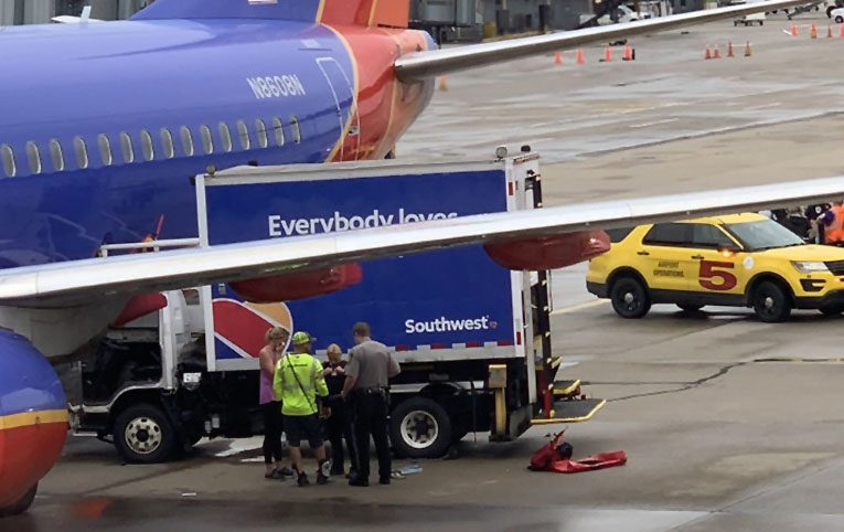 Southwest uçağına Pittsburgh Havalimanı’nda ikram aracı çarptı