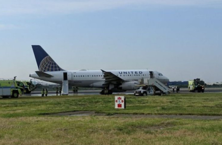United Airlines inişte lastik patlattı