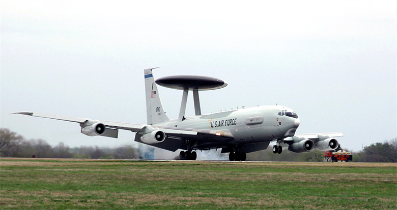 ABD Hava Kuvvetleri’nin E-3 Sentry’i Nebraska’ya acil indi