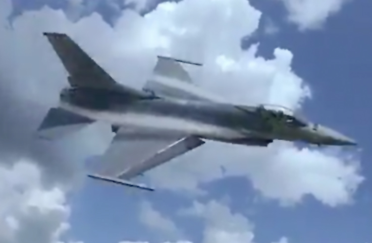 ABD Hava Kuvvetleri’nin F-16’sından nefes kesen geçiş