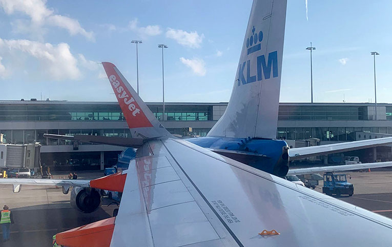 Easyjet uçağı push back yaparken KLM uçağına çarptı