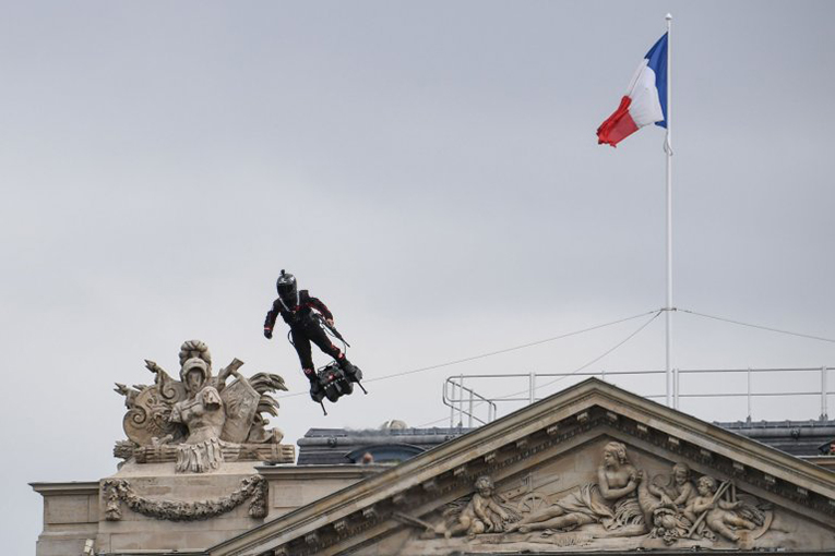 Fransa’da uçan asker herkesi şaşırttı