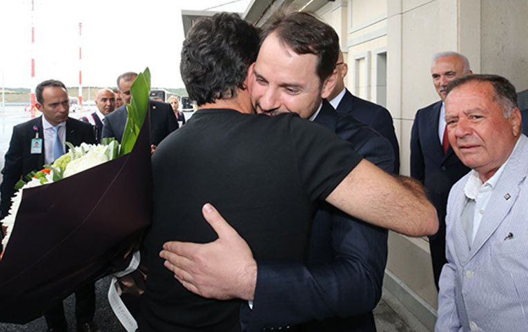 Hakan Atilla’yı Bakan Albayrak karşıladı