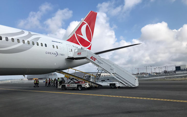 THY’nin Dreamliner’ı Antalya seferlerine başladı