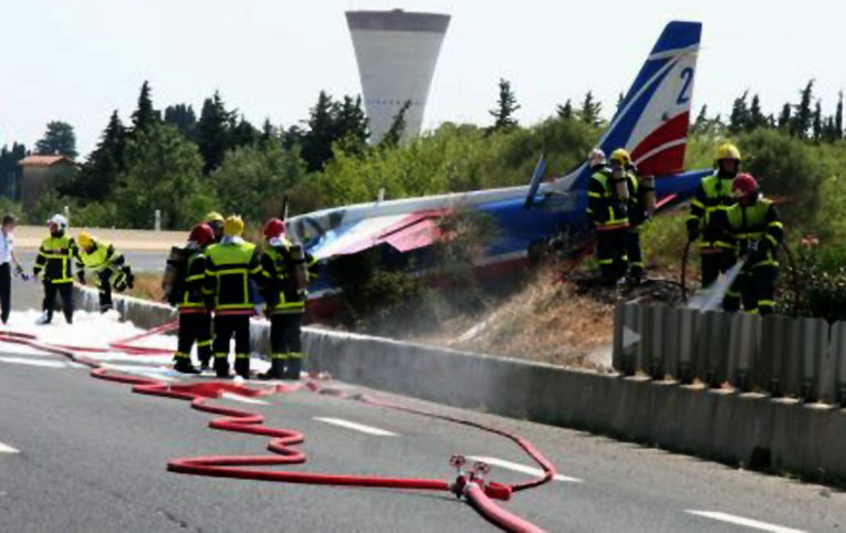 Fransız akrobası uçağı inişte kaza geçirdi
