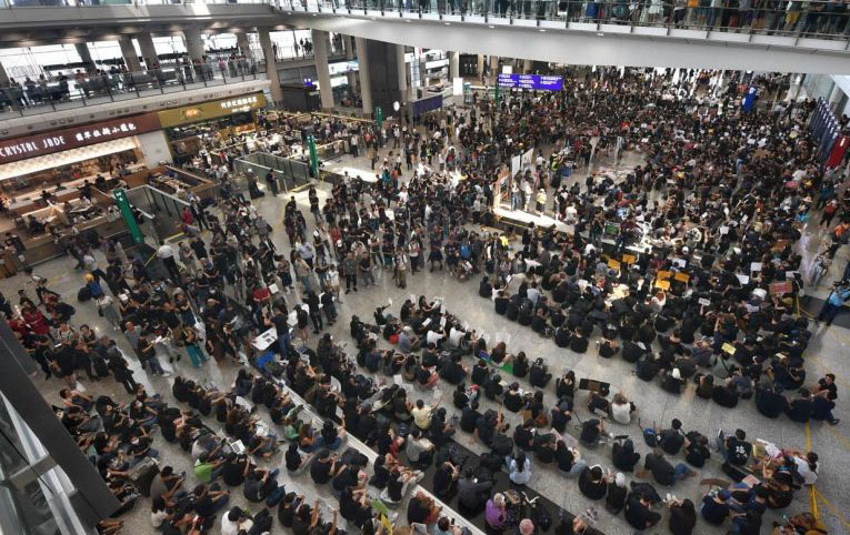 Hong Kong Uluslararası Havalimanı’nda oturma eylemi