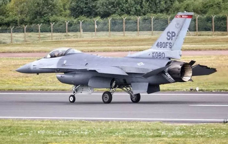 F-16’nın gösteri uçuşunda parçaları koptu