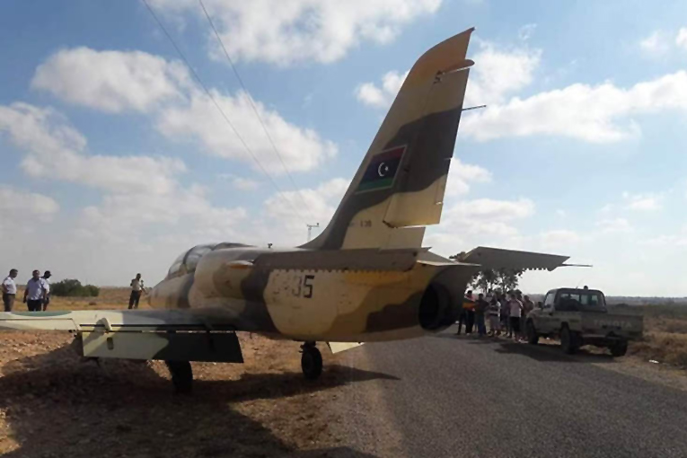 Libya Hava Kuvvetleri’nin L-39’u caddeye indi