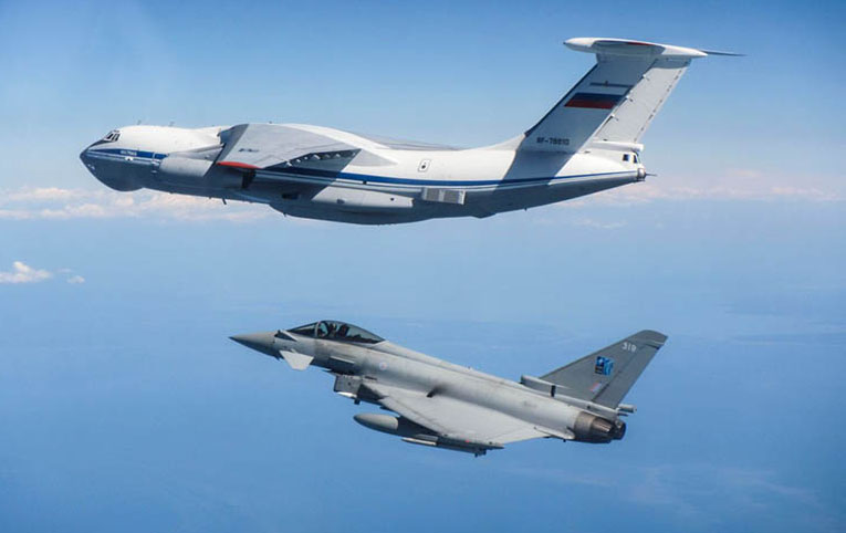 NATO görevindeki 2 Typhoon, IL-76 için havalandı