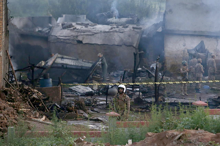 Pakistan’da evlerin üzerine King Air 350 düştü; 18 kişi hayatını kaybetti