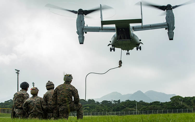 ABD Deniz Kuvvetleri’nde ‘Hızlı İniş’ eğitimi