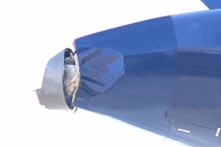 Aeroflot uçağına mobil merdiven çarptı