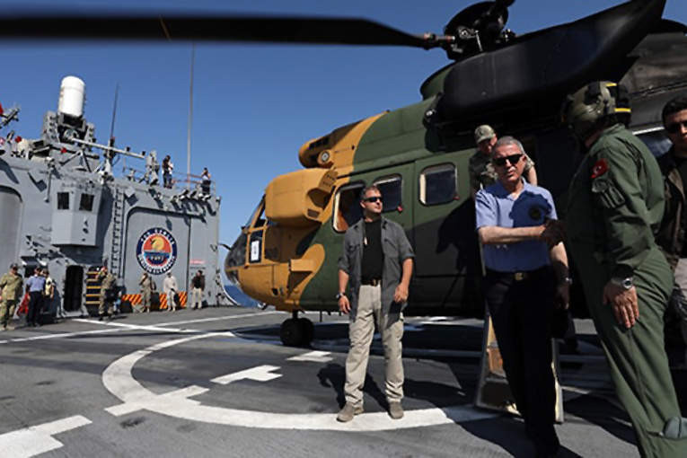 Bakan Akar ve komutanlar Yavuz’a helikopter ile indiler